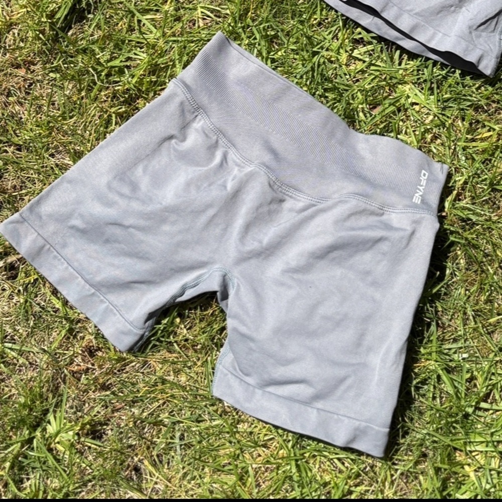 Dfyne shorts graphite